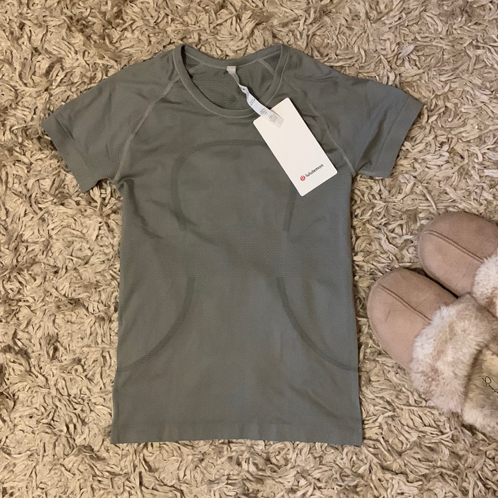 Lululemon NWT gray swiftly tech - Size 2